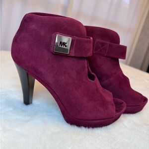Michael Kors Devenport burgundy Suede Open Peep Toe Ankle Boot/Bootie
Silver MK